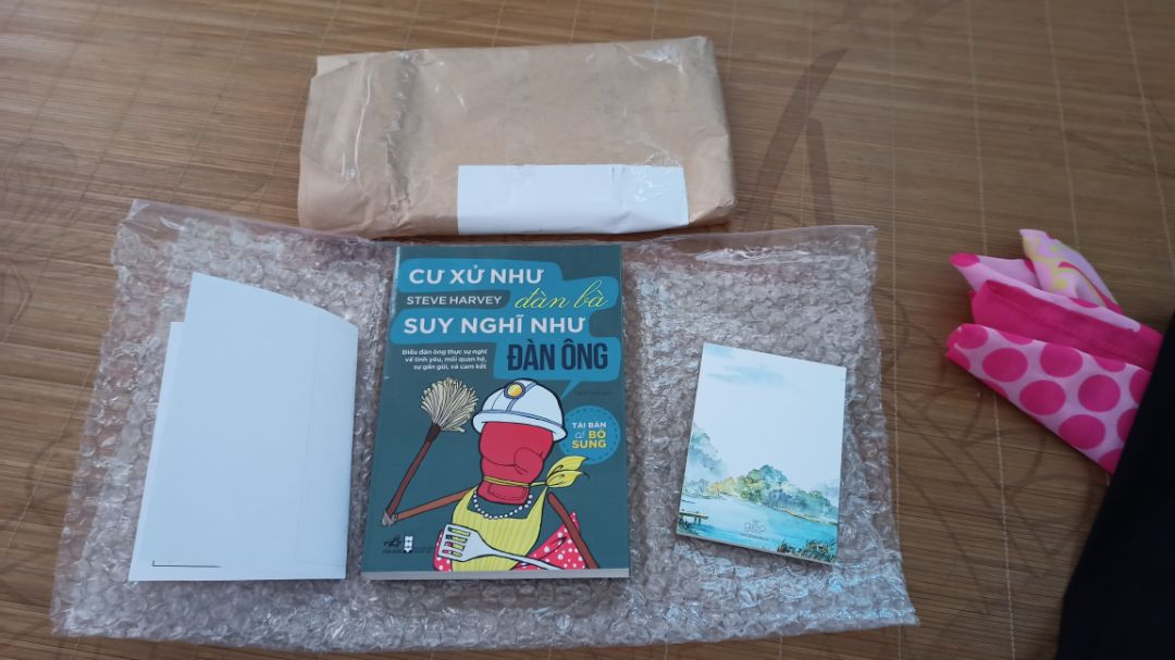 Khá hài lòng luôn!! Sách được bọc gói kĩ càng như hình các bạn có thể thấy lớp túi nilon bong bóng. Nội dung thì khỏi bàn vì tui tia em sách này từ trước rồi. Khuyên mọi người nên mua quyển này về đọc, khai sáng được nhiều điều cực