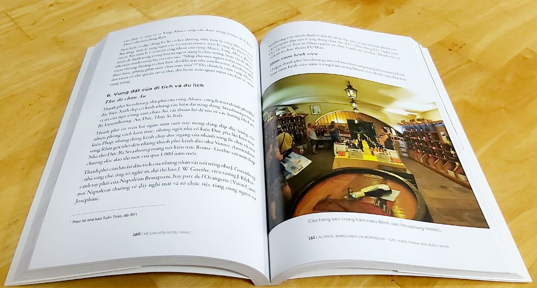 "Được viết bởi một người đam mê rượu vang (người yêu rượu), Chuyện rượu vang dẫn dắt từ lịch sử rượu vang, giới thiệu các loại rượu vang, các loại rượu nho, quy trình làm rượu, đặc điểm của cựu lục địa và tân  thế giới, đến cách thưởng thức rượu vang, cách bảo quản, cách phân phối đồ ăn sao cho phù hợp, để rượu phố trưng bày hết vị trí của mình.  Đồng thời sách giới thiệu các dòng rượu vang nổi trên thế giới, các bảng xếp hạng, các dòng rượu danh tiếng dành cho những ai muốn đi sâu vào thế giới ngây thơ.  Những chiếc bình chọn về sommélier, rượu vang và phái đẹp, rượu và sức khỏe, rượu và tri âm càng làm câu chuyện thêm đậm đà phong phú."
Sách đẹp, chất lượng giấy in tốt. Nhiều hình minh họa màu.
Dịch vụ Tiki tiện ích và dành nhiều ưu đãi cho KH. TikiNOW giao hàng freeship trong vòng 2h. Like &Thanks!