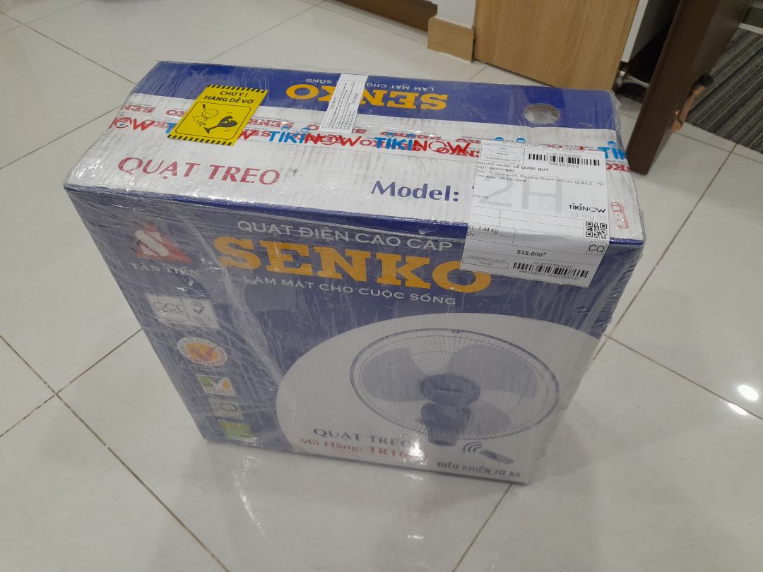 Giá cả hợp lý, hàng còn nguyên thùng của nhà máy. Có bass treo móc vào dể dàng, thuận tiện cho việc gở quạt để vệ sinh. Đế có 2 miếng đệm cao su hạn chế chống run. Nói chung sản phẩm khá ok. Còn độ bền thì sử dụng mới trải nghiệm được. Thương hiệu quạt Senko khá nổi tiếng ở thị trường Việt Nam, mình đã sử dụng nhiều sản phẩm của hãng này rồi. Giá cả hợp lý, hàng còn nguyên thùng của nhà máy. Có bass treo móc vào dể dàng, thuận tiện cho việc gở quạt để vệ sinh. Đế có 2 miếng đệm cao su hạn chế chống run. Nói chung sản phẩm khá ok. Còn độ bền thì sử dụng mới trải nghiệm được. Thương hiệu quạt Senko khá nổi tiếng ở thị trường Việt Nam, mình đã sử dụng nhiều sản phẩm của hãng này rồi.