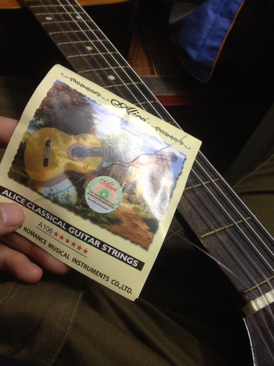 Dây nhựa khá ròn, 3 dây sắt không vấn đề gì. Nhưng dây nilon thì bị đứt dây số 1 dù chưa lên được đúng tone. Quan trọng là chưa đánh được bài nào =(((
Bên mình có chính sách đổi trả không ạ?