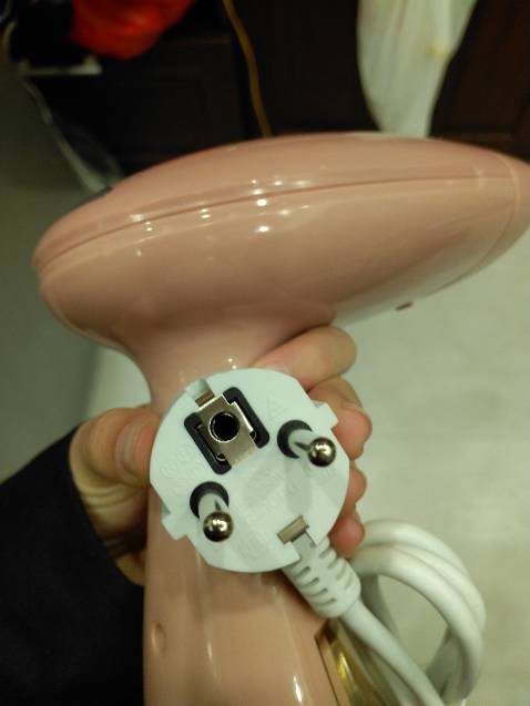 Ủi quần áo rất phẳng ko bị nóng nước cũng không bị rò rỉ nha