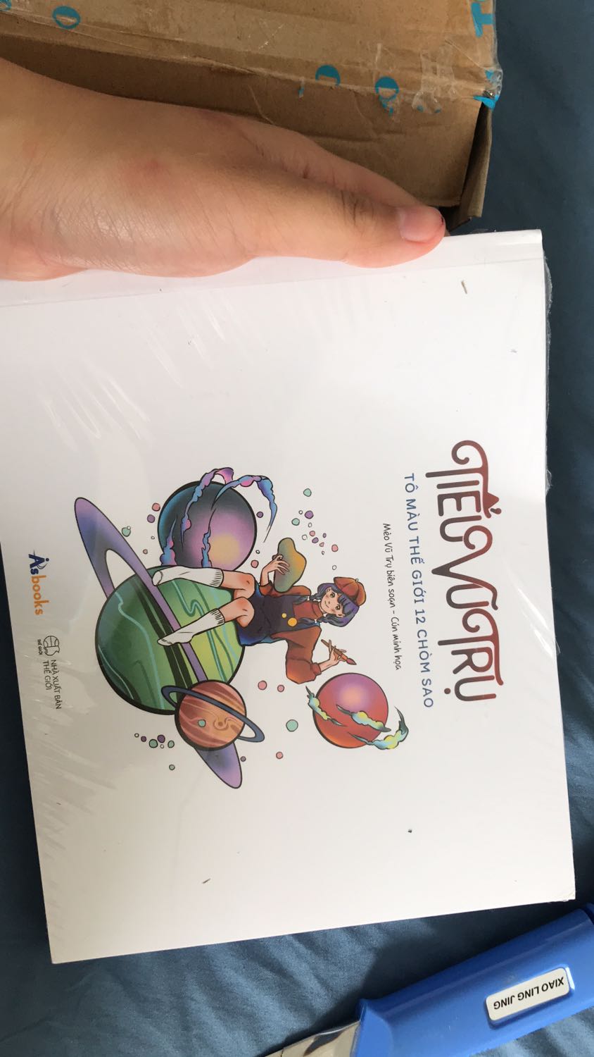 Giao nhanh, đúng hàng nhưng đóng gói sơ xài. Mở ra cuốn sách cong vèo ? Chất liệu in kh tốt lắm bị dính sang trang hết !!!