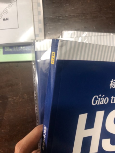 Sách mình nhận được không có cd dù là bản dùng cd chứ không phải bản qr. Sách k được bọc và bị móp méo?