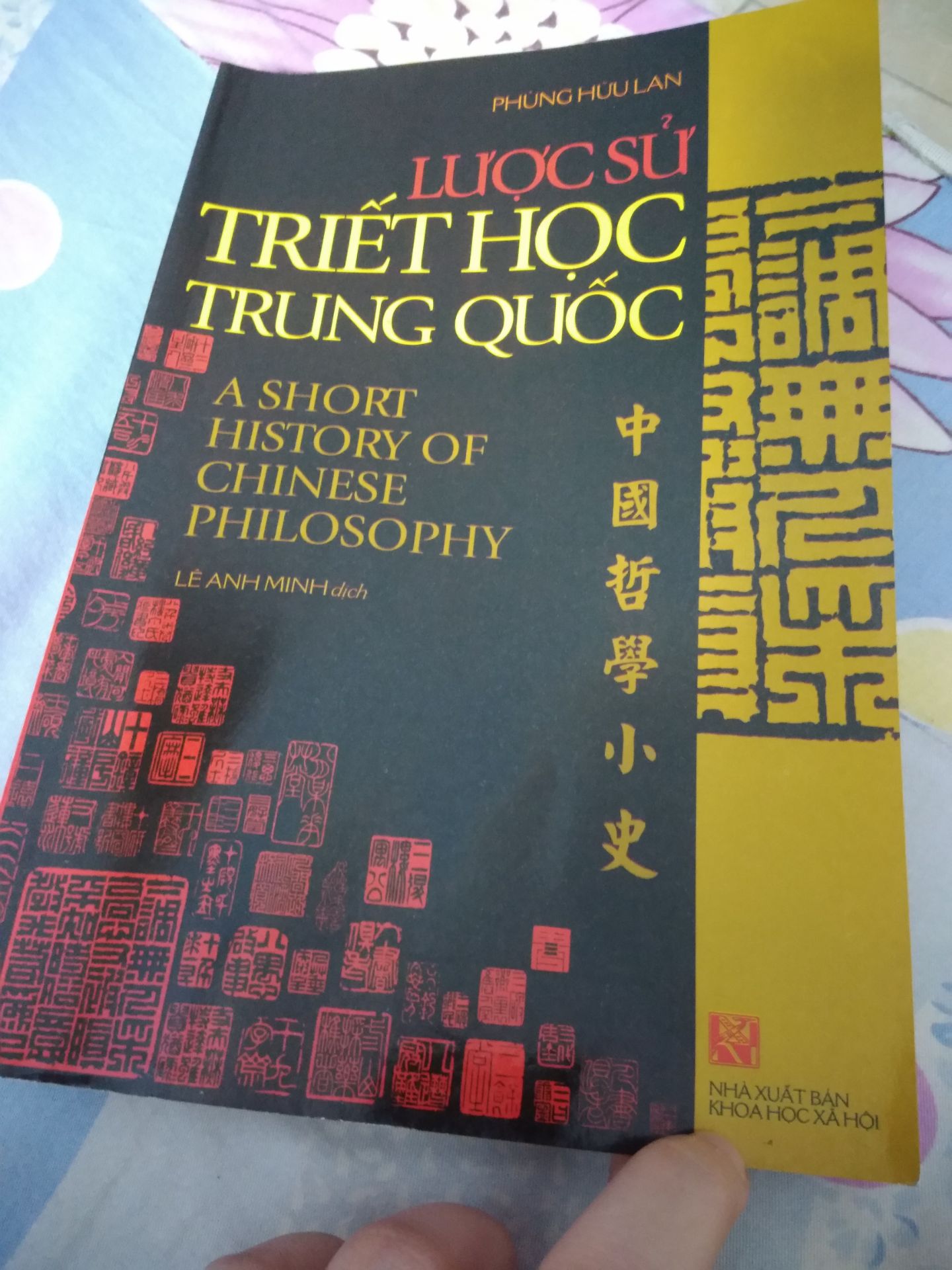 Giao hàng đúng như dự kiến luôn, rất là lâu ?
Sách to hơn mình nghĩ, giấy mịn nhưng mỏng, gáy sách hơi lỗi 1 tẹo. Nội dung thì mới đọc hết chương 1, chưa đánh giá được.