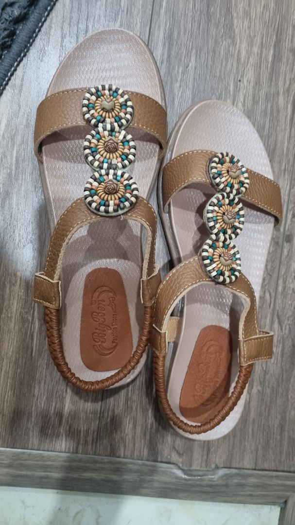 Đẹp, đế hơi cứng vì bằng nhựa. Đẹp, đế hơi cứng vì bằng nhựa.