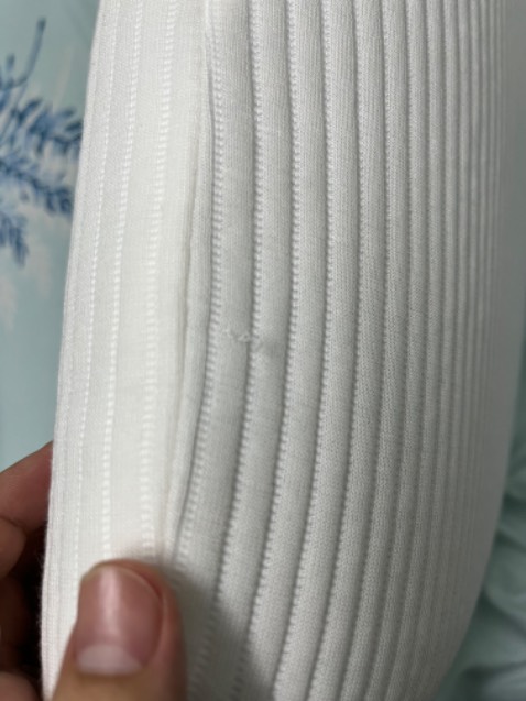 Hàng giao nhanh, đóng gói ok, mà hàng phân khúc cao cấp nhưng độ hoàn thiện chưa tốt, vỏ gối bị lỗi sứt chỉ, bung chỉ tạo cảm giác khó chịu với sản phẩm mới, trải nghiệm nằm thì mới dùng chưa đánh giá được nhiều, sẽ cập nhật sau.