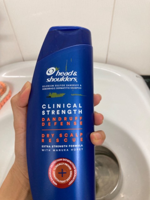 Ai bị gàu thì mua trị gàu nhé. Hiệu quả. Còn mùi hương thì hắc lắm, gội khô tóc. Cơ mà nó là trị gàu thì tuyệt đỉnh ạ