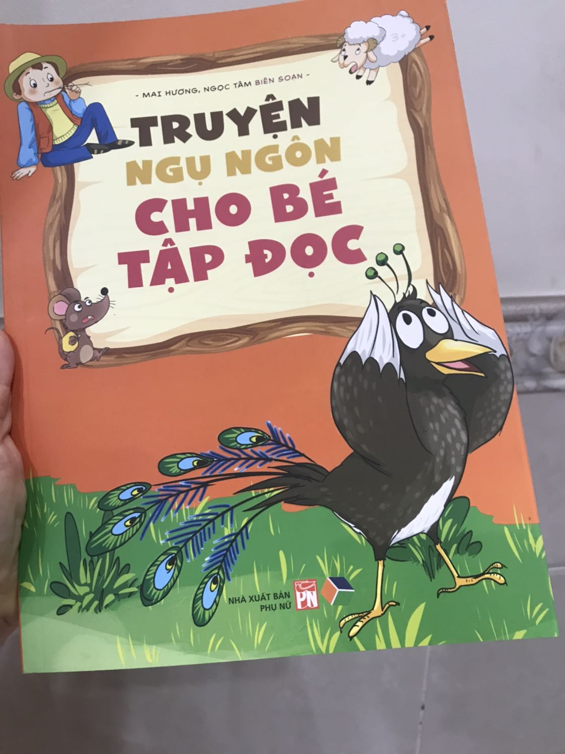 Ảnh đẹp chữ to, cuốn truyện to bằng tờ A4. Gồm truyện ngụ ngôn ngắn ngắn dễ đọc cho bé, tô màu, ghép hình... Nhưng minh hoạ nhiều chỗ chưa đúng (ví dụ truyện về sói nhưng lại minh hoạ con cáo nên bé ko đồng ý khi mình đọc theo truyện là con sói). Từ ngữ dùng chưa phù hợp lắm với các bé hoặc câu cú còn lủng củng chưa gãy gọn. Vì vậy  khi đọc mình có thể tự chuyển thành các từ tích cực hơn (ví dụ bác nông phu quyết tâm trả thù, nghe khá nặng nề). Nhìn chung đáng mua nhé các mẹ.