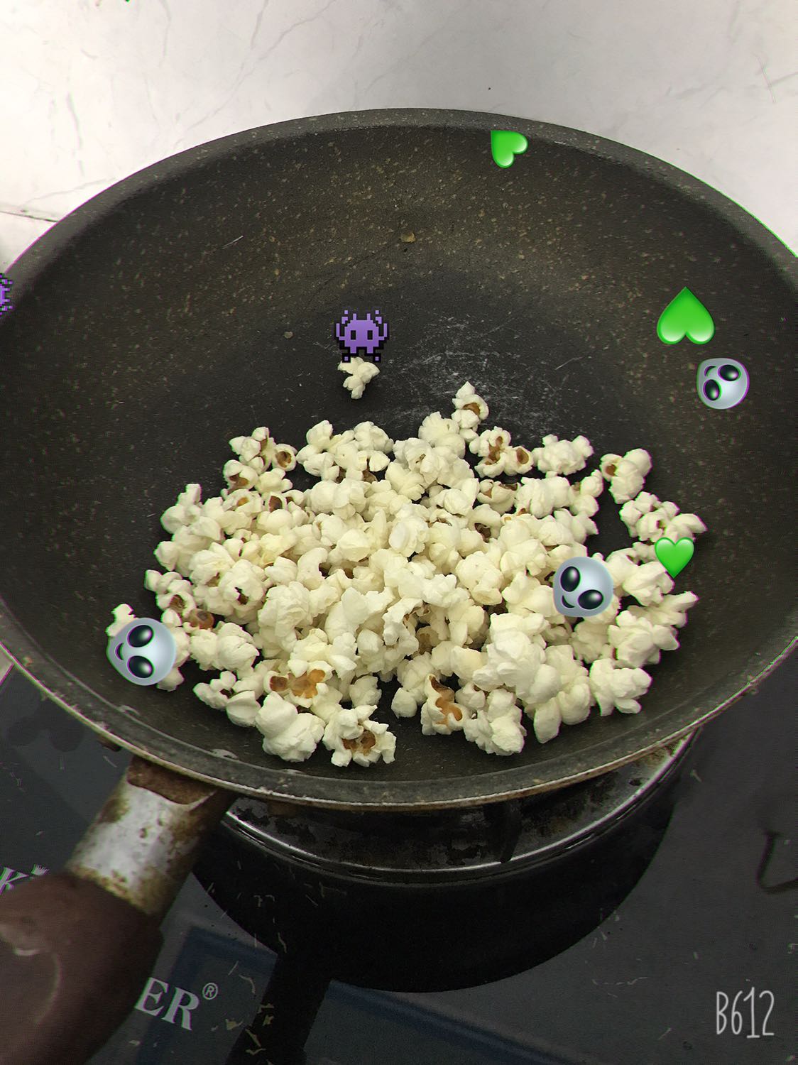 Ngô nổ bỏng rất ngon mọi người nhé, mình nổ với đường thôi cũng ok rồi, thêm bơ thì chắc là ngon nữa