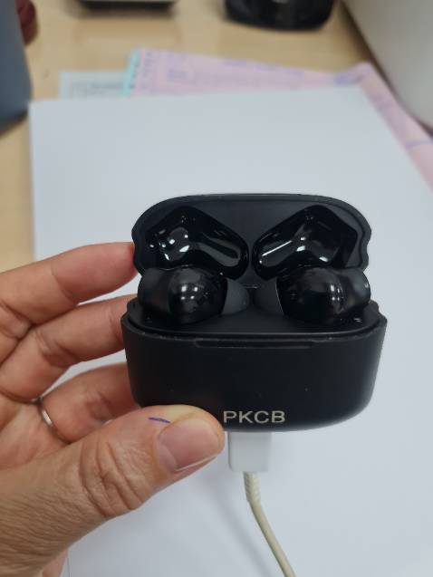 Lâu lắm mới oánh giá 4*.SP đẹp, cầm chắc ray, âm thanh nghe tốt trong tầm giá, nhưng đc chưa đầy 1 tháng ko vô pin nữa :( Sạc 100% xong, rút sạc là trở về 0%.
Hàng điện tử hên xui, vì trc đó mình mua 1 cái cũng PKCB rẻ hơn mà xài hơn năm rùi vẫn ok.
Hàng giá rẻ nên ko bảo hành nha, shop chỉ đổi lại trong mấy ngày đầu thôi