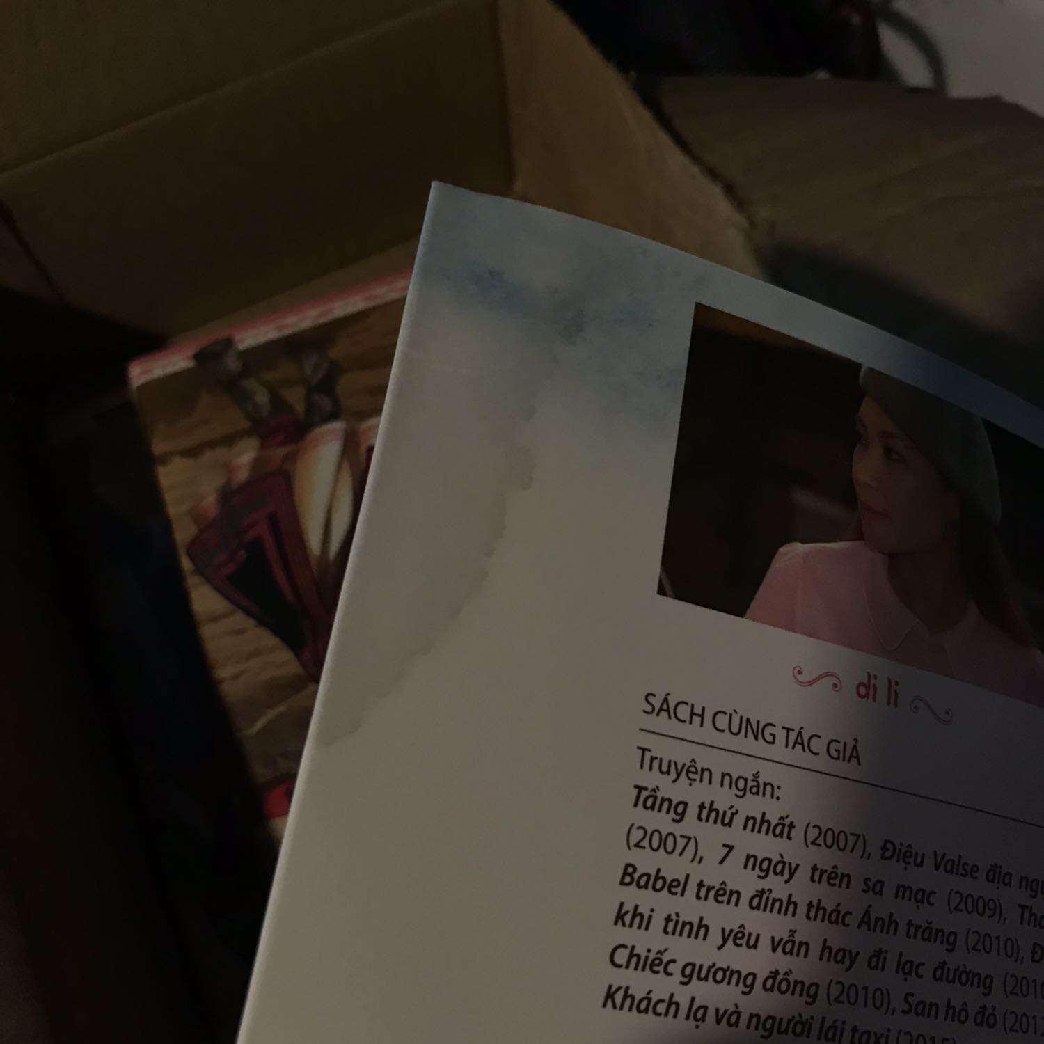 Giao hàng lâu hơn thời gian dự kiến - sách đến thì cả hộp bị ướt 
Đơn bị chia làm 2 và 1 nửa còn lại chưa biết bao giờ mới đến ( trước đây hàng đi rất nhanh )