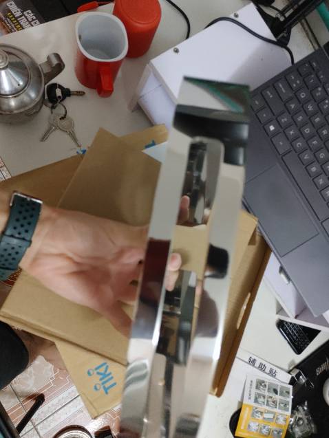 Hàng dày dặn, chắc chắn, lớp mạ sáng. 2 kiểu lắp dán và khoan khá tiện. Tiki giao nhanh