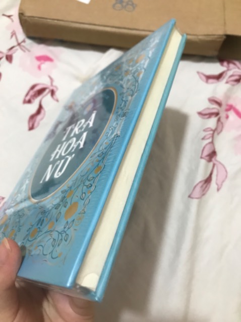 Bìa đẹp, đóng gói khá kĩ nên sách kh bị móp, nd thì ch biết nhưng nói chung thì sách nhìn okelaa ✨✨