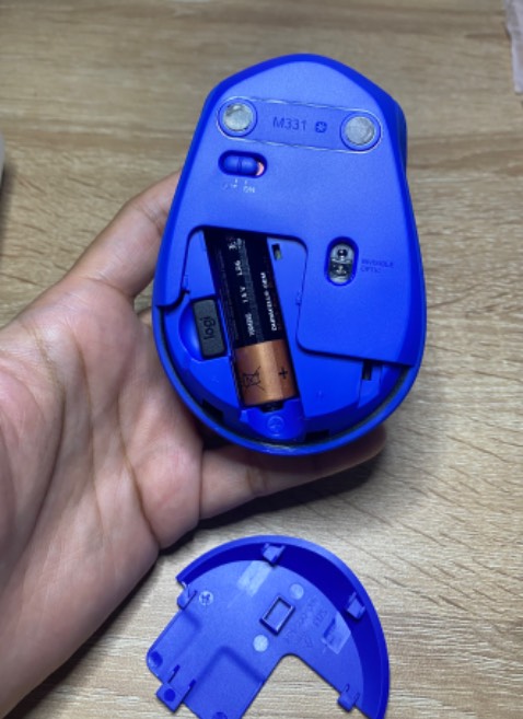 Đóng gói kỹ, chuột xài rất êm, nhanh nhạy. Có sẵn pin bên trong nên mua là xài được ngay.
Chỉ có cổng USB, ko có bluetooth, tuy nhiên vẫn là 5 sao vì quá xức sắc 🥰