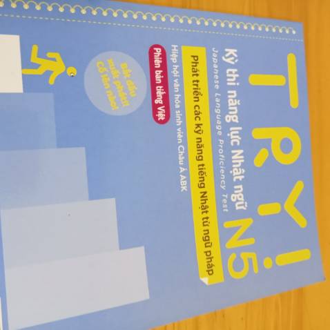 Sách có bố cục bài học rõ ràng, hỗ trợ audio nghe và danh sách từ vựng online, khổ sách cũng lớn để tiện ghi chép, có chỉ rõ các điểm ngữ pháp. Nói chung là mọi thứ đều oke nha. Có điều sách này giống như là sách để tổng ôn luyện những ngày cuối thi, không phải sách sẽ giải rõ chi tiết như sách giáo trình nên mọi người chú ý cân nhắc nha!
Tiki giao hàng nhanh chưa đầy 1 ngày mình đã nhận được hàng gòi!