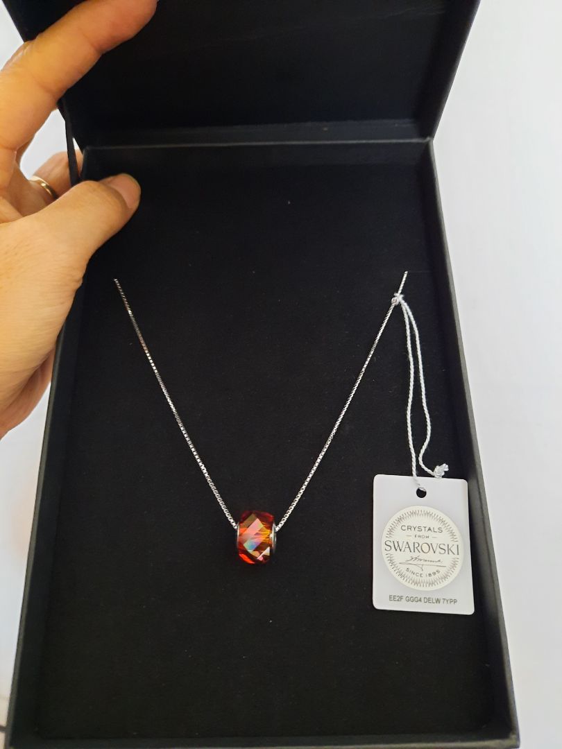 Giao hàng rất nhanh, sản phẩm ở ngoài đẹp hơn hình, đá pha lê của Swarovski có ánh sáng chiếu vào sáng lấp lánh đẹp cực kì luôn ạ, lần sau sẽ mua thêm vòng charm để mang nguyên bộ hợp với dây cổ luôn ^^