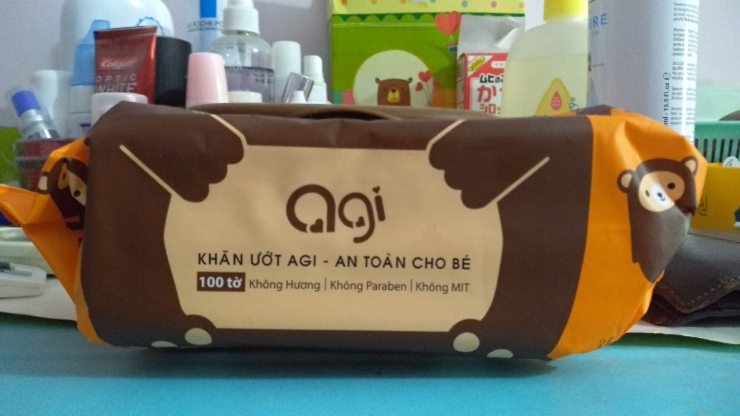 Khăn dầy, không mùi, khăn kéo ra dễ dàng điểm trừ là mở rồi thì độ ẩm của khăn sẽ giảm đi nhiều mặc dù vẫn đậy kín nắp.