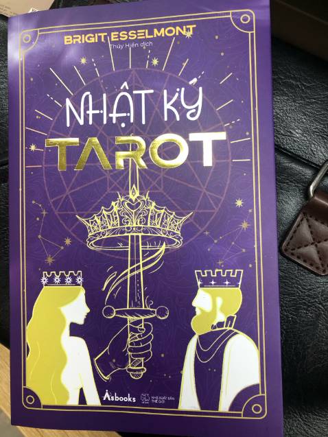 Thiết kế sách rất đẹp mắt, khổ to, toàn bộ sách in màu đẹp, bìa cũng sang. Cuốn sách này cần thiết cho người mới bắt đầu học Tarot (theo trường phái Rider Waite phổ biến nhất), dạy cách trải bài và đặc biệt cách kết nối với trực giác bên trong, có nhiều tips hay. Nội dung trình bày rõ ràng, dịch thuật tốt. Mình mua nhiều sách tarot rồi rồi nhưng sách bản quốc tế về VN thì rất mắc tiền. Mong nhà Asbook sẽ chuyển ngữ thêm một số cuốn Tarot khác, mà bán thêm cả bộ bài Everyday Tarot đi kèm cuốn này thì càng tốt nhé, mình sẽ ủng hộ ngay.
