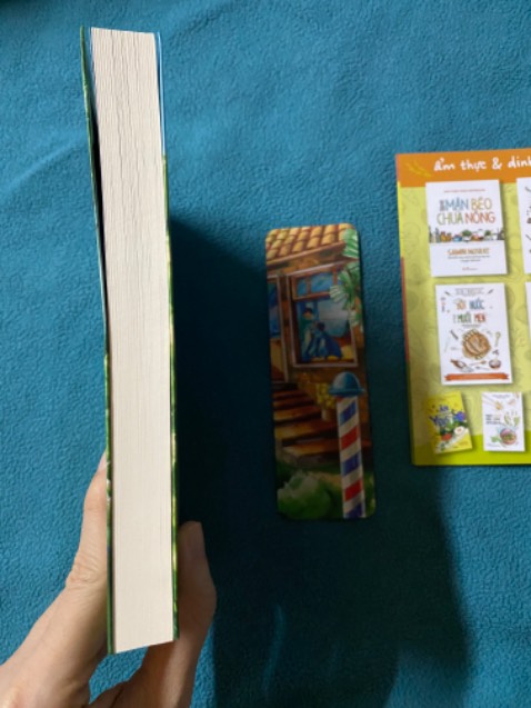 Giao hàng rất nhanh. Sách có seal và trong tình trạng tốt. Trang bìa thiết kế rất đẹp. Bookmark đẹp và cứng cáp. Mình rất hài lòng.