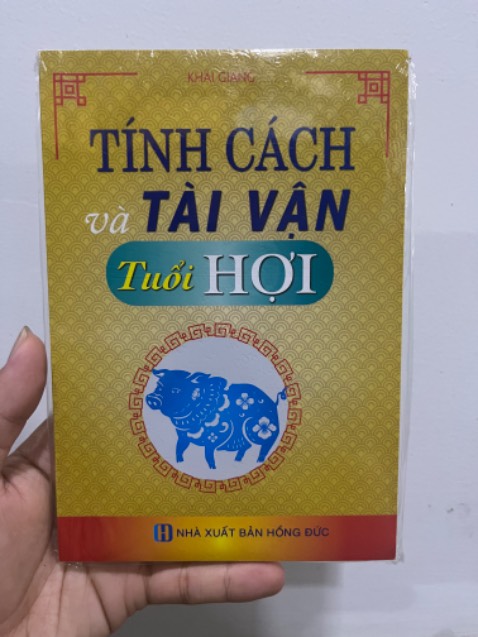 Sách được giao nhanh và bao bọc kĩ càng… Chất lượng giấy ổn và mực in đều… Nội dung thì đúng là những gì mình cần cho việc tính Can Chi tuổi Hợi này nên cảm thấy rất hài lòng với sản phẩm trên…