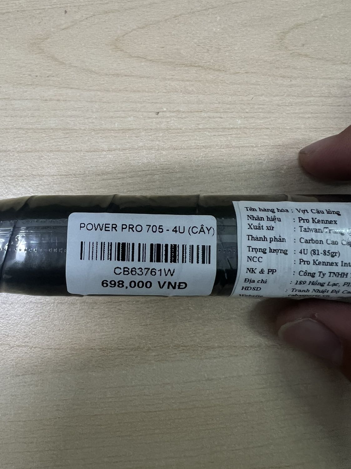 Tại sao shop bán với giá 900k, khuyến mãi 100k còn gần 800k nhưng tem của hãng giá chỉ 698k? Cần shop giải thích rõ.