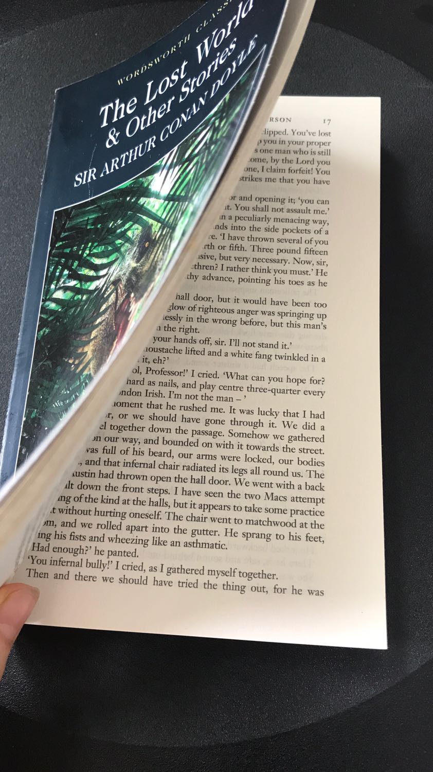 Sách chữ hơi nhỏ và các dòng khá sát nhau nhưng ko sao, 3 truyện gộp vào nên chấp nhận được. Một số sách ngoại văn của Tiki ko có giá ở bìa sau hoặc đâu đó trong sách, cuốn này cũng vậy. Anyway giá rẻ cho 1 cuốn unabridged.