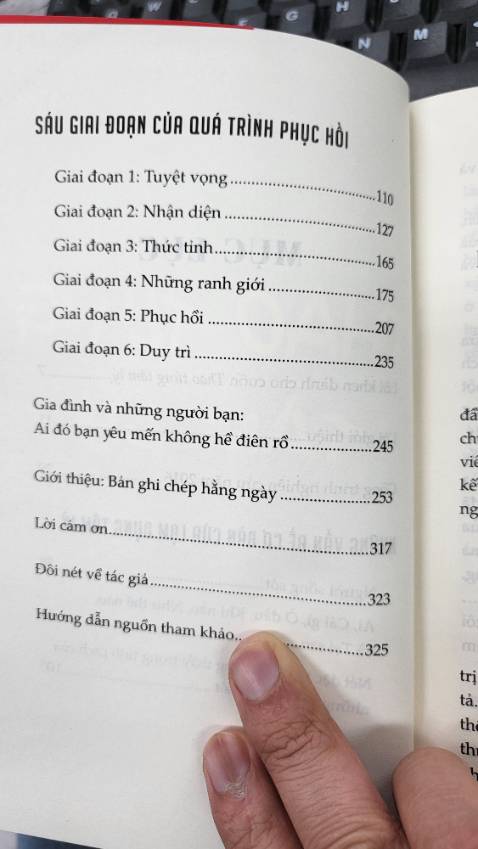 Rõ ràng tiêu đề sách có mục đích kích thích trí tò mò ở độc giả. Tiêu đề gốc của nó là 'Healing from hidden abuse'. Trong nội dung sách cũng dùng cụm từ 'lạm dụng tâm lý' nhiều hơn chữ 'thao túng tâm lý'. Sách có truyền tải nội dung hữu ích nhưng cách trình bày thiếu mô phạm khiến bạn cảm giác đang bị tác giả tẩy não, nhồi sọ. Ngoài ra, bạn cũng sẽ gặp khó khăn nếu muốn xác định 'người độc hại' như trong quyển sách đề cập. Bạn dễ vơ đũa cả nắm là ngoài kia, nhiều người độc hại trực chờ hại bạn lắm. Một phần ba cuối sách khá thừa thãi vì tác giả chỉ cần gợi ý người đọc lên website rồi thực hành theo là đủ. Nhất là, nó hầu như chỉ là tóm tắt của hai phần trước. Mình không gợi ý mua sách này nếu bạn ghét văn phong rối rắm và dễ bị tác động tiêu cực.