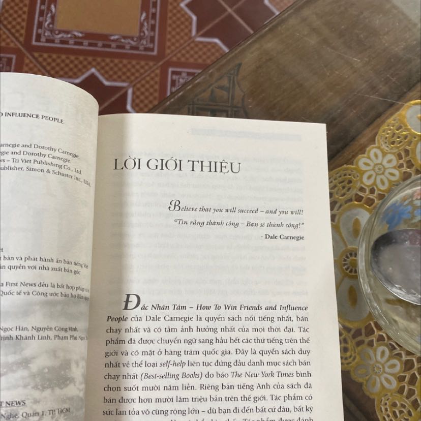 Mặc dù mới đọc được một ít nhưng mk thật sự thấy cuốn sách này đáng để mua. Qua những câu chuyện mà mk thấy đc cách ứng xử khôn khéo thì sẽ giải quyết được rất nhiều vấn đề mà tưởng chừng k thể giải quyết đc. Bề ngoài của cuốn sách thì khỏi phải chê rồi rất đẹp. Khuyên mn nên đọc thử nha