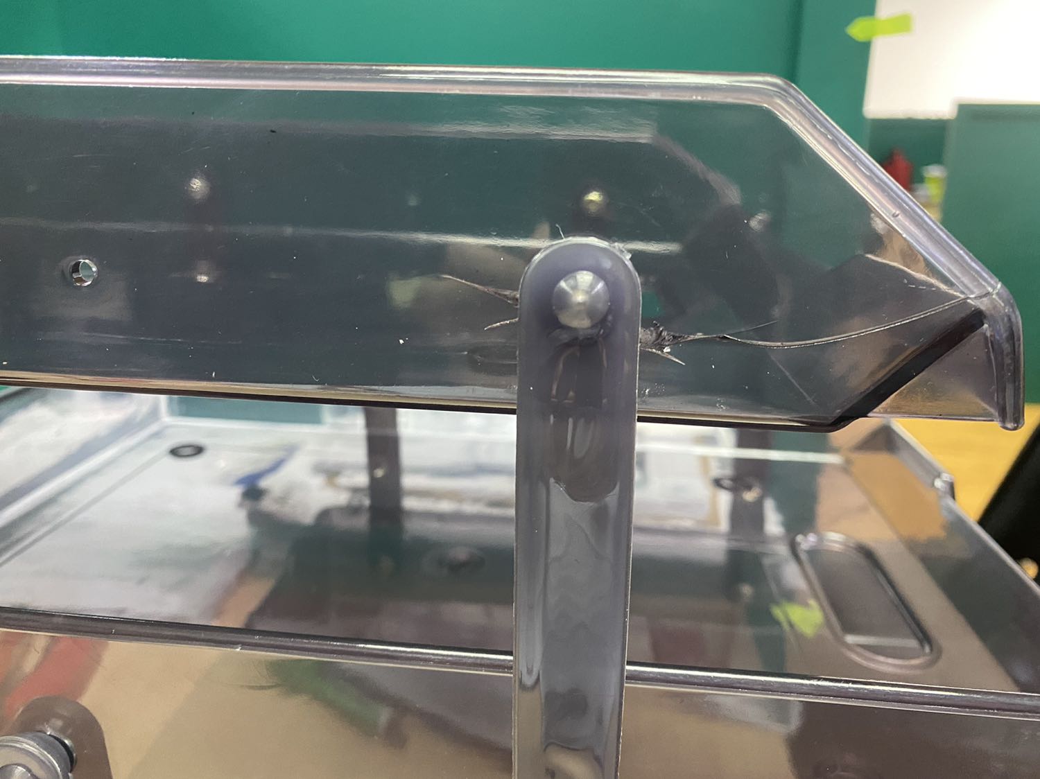 Sản phẩm bị nứt tại các vị trí bắn ốc, vít