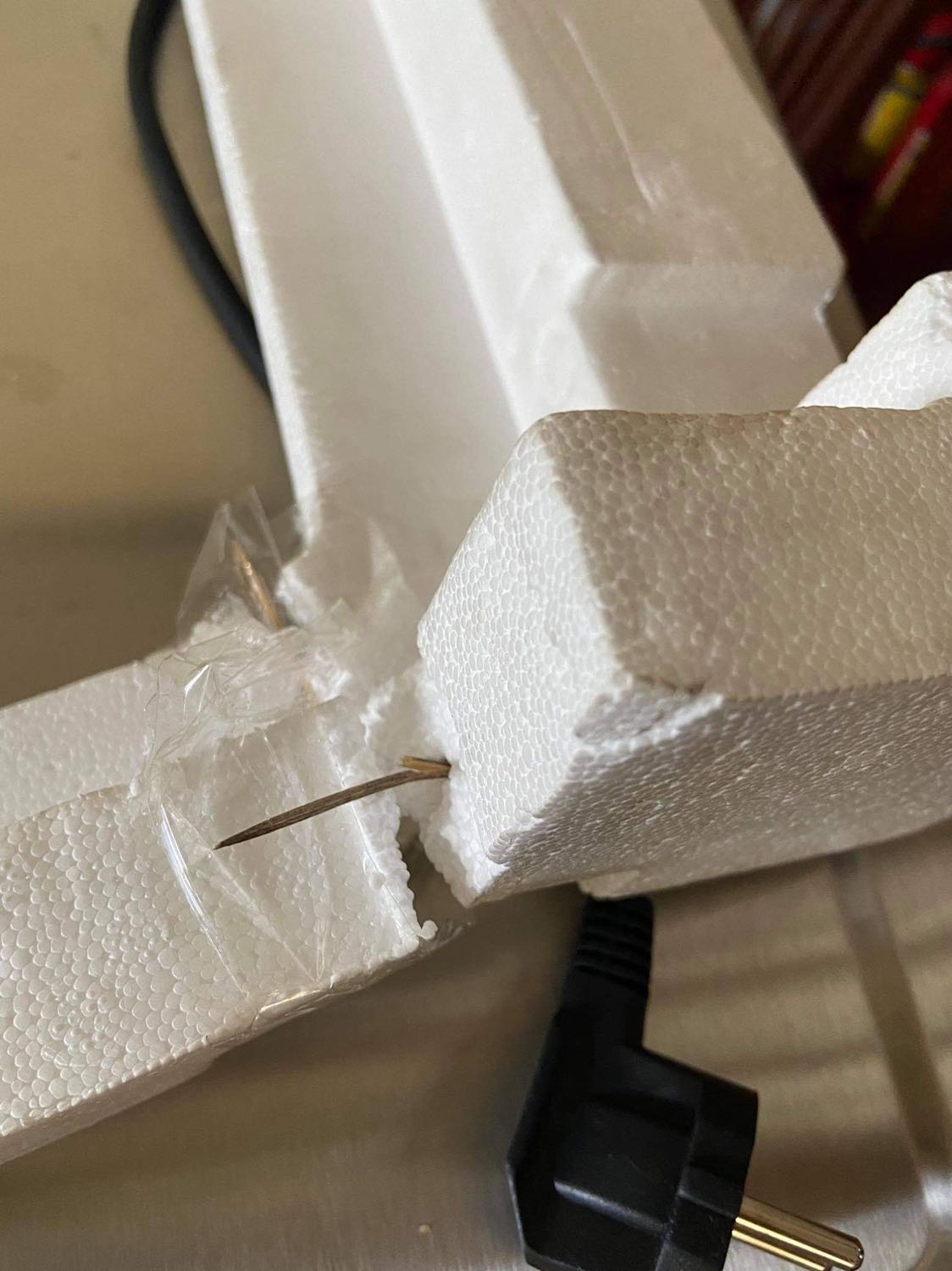 Rất không hài lòng về sản phẩm. Mình khui thùng thì thấy miếng xốp đã gãy nối lại bằng que tăm và băng dính. Hình thức máy nhìn rất cũ với nhiều vết xước. Vì mình mua được giảm giá nên tạm bỏ qua về vấn đề này. Chất lượng thì không chấp nhận được, nướng 45’ vs mức nhiệt tối đa mà đồ không chín. Bỏ nhiệt kế vào lò thì đồng hồ chỉ chênh nhiệt độ tới hơn 40độ C.