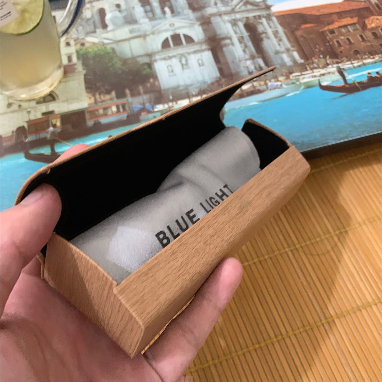 Sp ok trong tầm tiền. 
Cảm giác kính hơi to so với mặt mình do mình bị hóp mặt 2 bên thái dương mà mắt kính dạng phẳng chứ ko ôm
Đeo hơi nặng do khung gọng kim loại
Hộp xịn đóng gói cẩn thận kèm phụ kiện
Mắt kính trong ở mức khá thôi chứ chưa phải tốt lắm