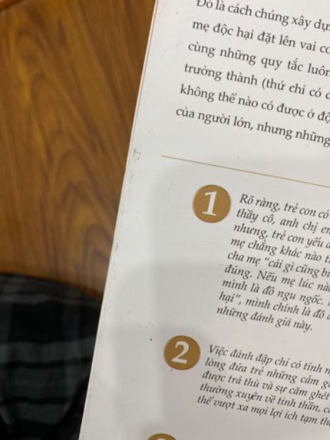 Không có bọc chống shock. Sách bỏ trong túi bóng chứ không phải seal. Bìa bẩn, móp.