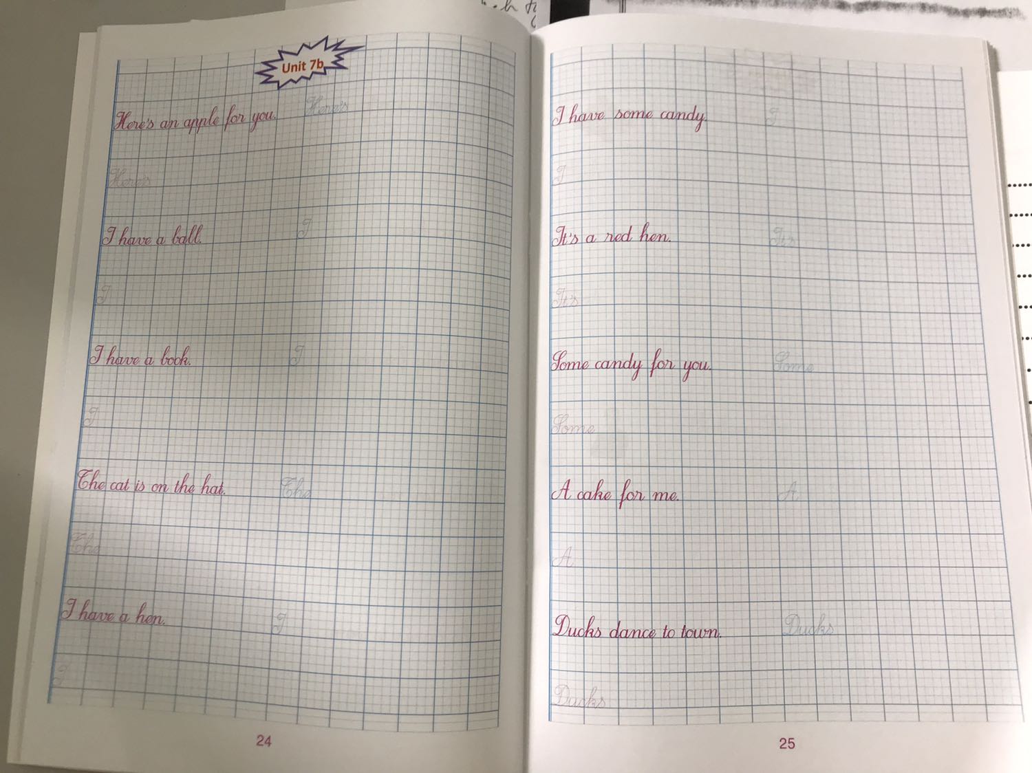 Mình mua cả tập 1 và 2, mới đặt chiều hqua mà sáng nay đã tới. Sách vừa luyện chữ vừa luyện tiếng anh cho bé khá hay, mỗi chữ hay câu đều có viết thẳng và viết nghiêng ở kiểu chữ viết thường rất đẹp. Tổng 2 quyển có 35 chủ đề rất gần gũi với cuộc sống. Mình mong những lần in sau trang giấy sẽ dày hơn nữa, hiện tại đã dày r nhưng nhiều bé viết ấn khá mạnh nên dày hơn nữa sẽ tốt hơn.