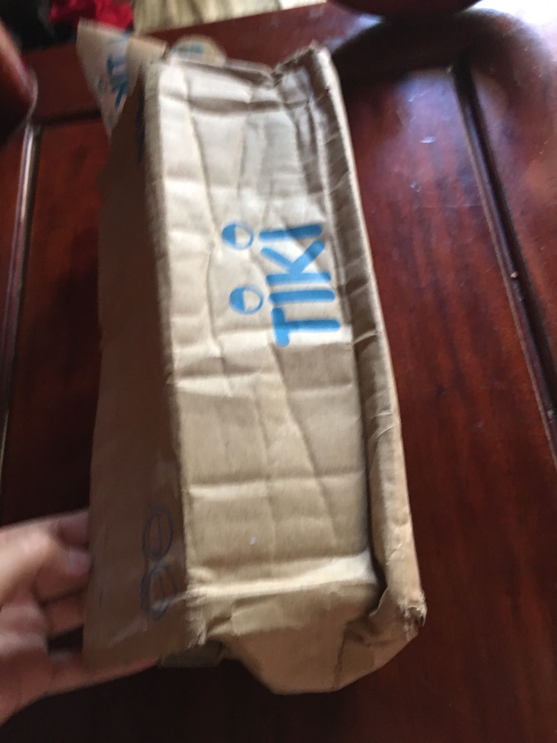 Shop gói hàng ẩu có mỗi một cái thùng nên sách về bị cong, méo, rách xíu và xước nhưng nội dung cuốn sách này rất hay mọi người nên mua nhá