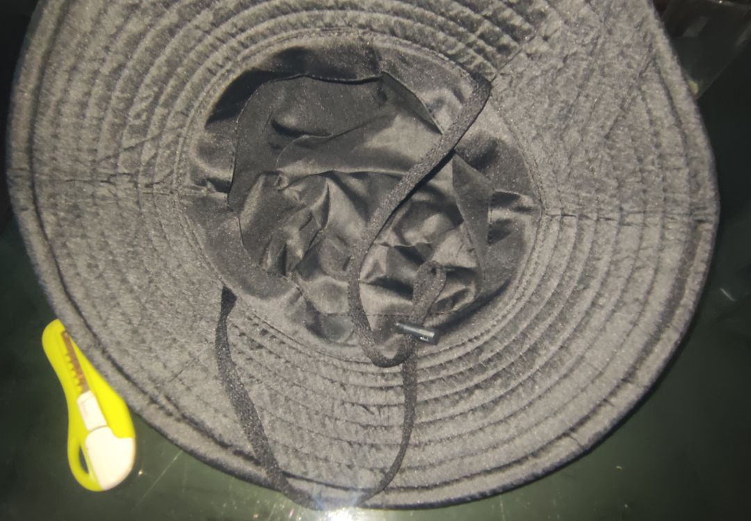 giao hàng khá chậm
đóng gói tạm ổn
đường may bị lệch, mình bị rối loạn cưỡng chế mấy cái đường may bị lệch, nhất là hoạ tiết kẻ +
may mà là màu đen, chất kiểu pha nilon nên sẽ nóng khó thấm mồ hôi
anw săn giá 1k là rất ok rồi