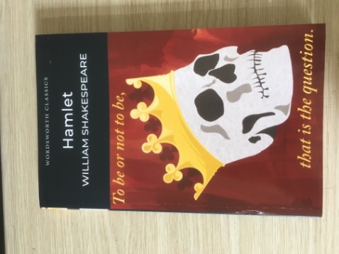Nếu bạn biết tiếng Anh, nên mua sách ngoại văn để đọc. Shakespeare đặt vào ngữ cảnh về bi kịch các nhân vật đan xe là sự trả thù, mưu đồ và cái chết. Đây là một tác phẩm văn học cổ điển rất nổi tiếng ở phương Tây.