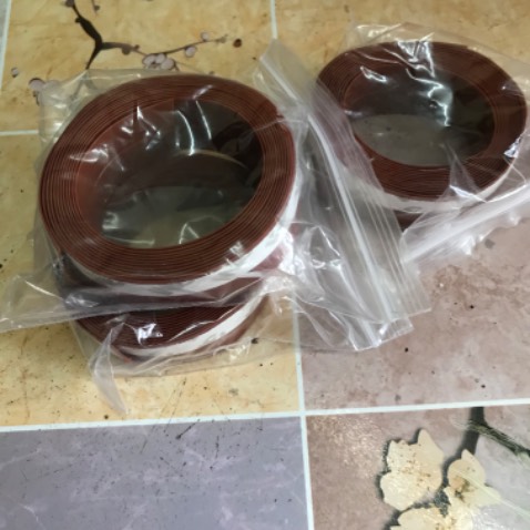 Hàng màu nâu đẹp, điện thoại cùi bắp của m chụp dìm hàng quá. Có sẵn keo rồi chỉ bóc ra cắt dán thôi tiện lắm. Sắp mùa đông rồi m mua về dán trước chứ ko chờ thấy lạnh run mới đi mua thì cũng chịu vài đêm lạnh. Tặng shop 5 sao nhé!