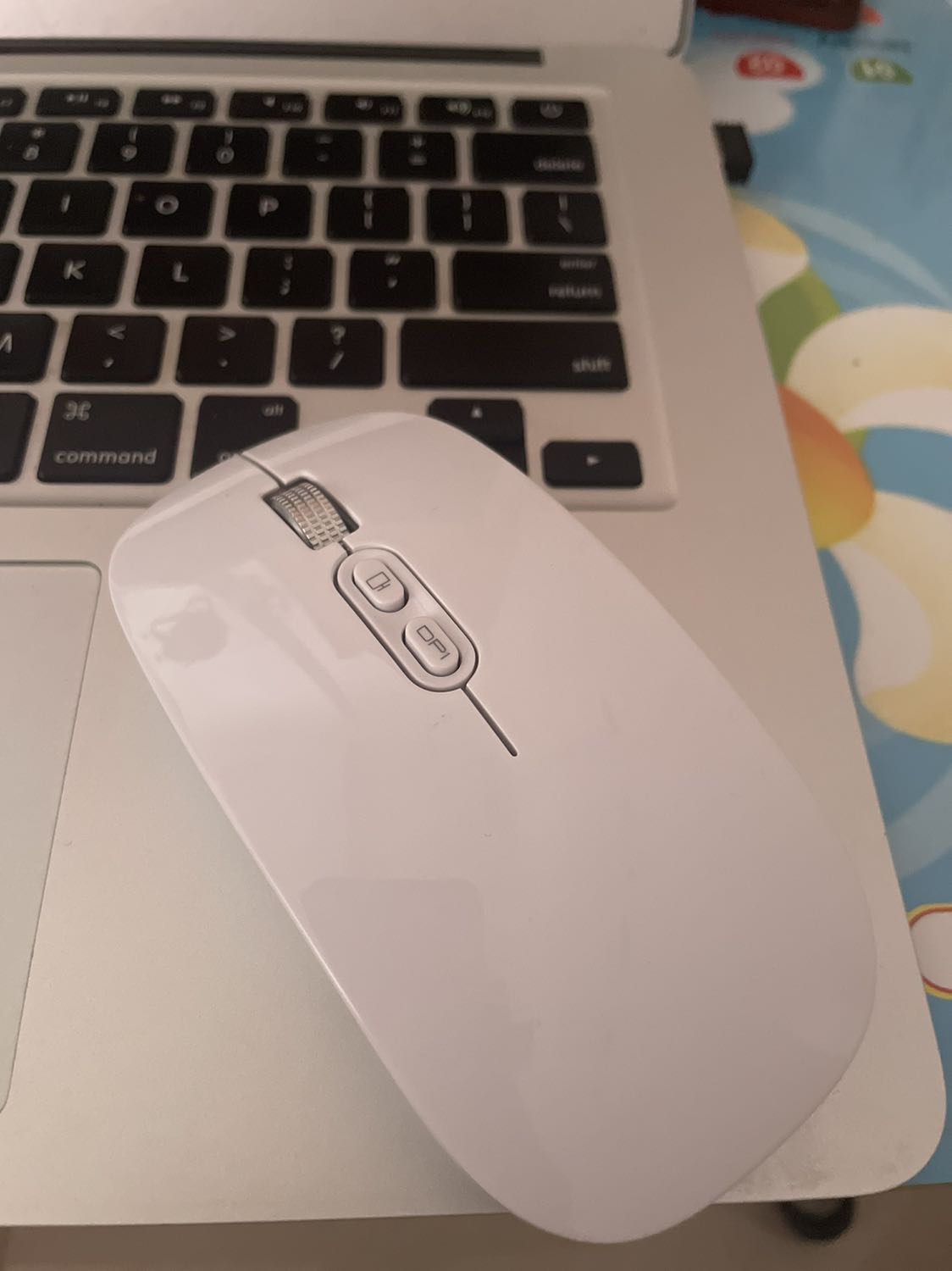 Chuột không dây sạc điện mình mua thì rất nhẹ, cầm vừa tay, gọn, màu trắng và kiểu dáng khá đẹp. Click êm, nhạy, và có dây sạc điện trong khi chuột khác phải mua pin.     Tiki luôn mang cho mình cảm giác an tâm khi mua hàng. Chất lượng và uy tín luôn được đặt lên hàng đầu. Hi vọng Tiki và các đối tác nhà bán tạo điều kiện cho dân Việt Nam mình được mua sản phẩm với giá bình ổn dài lâu, chúc mua may bán đắt nhé!