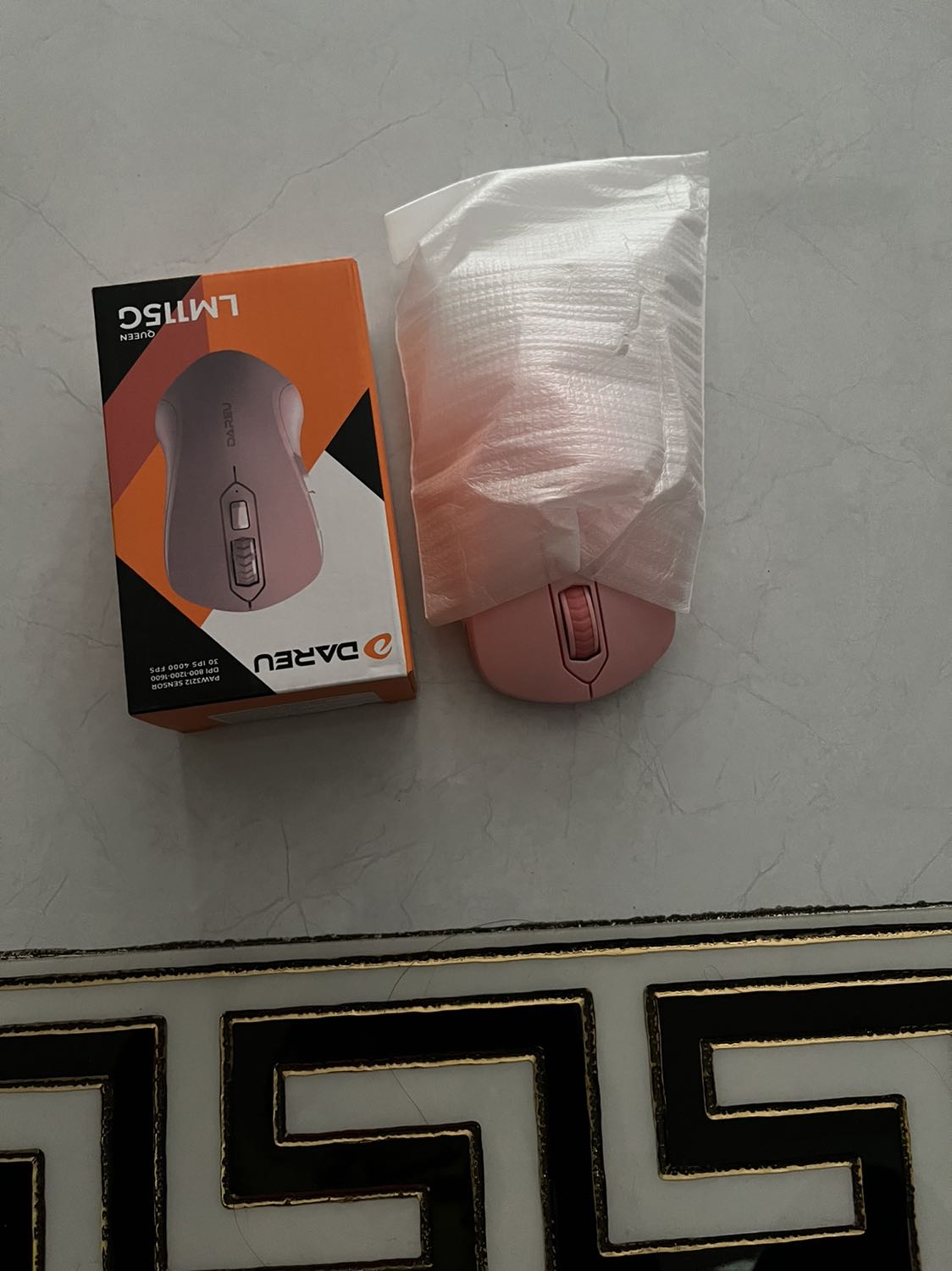 Tiki đóng gói cẩn thận, may mắn mình mua được giá tốt lại kết hợp được ctkm nên giá rất cạnh tranh. Chỉ tiếc là 2 đơn hàng gần đây Tiki giao hàng chậm hơn so với thông báo trên app. Hàng đã nhận, mẫu dành cho nữ đậm cá tính. Chuột nhạy chỉ sử dụng 1 pin 2A. Rất ok và đẹp.