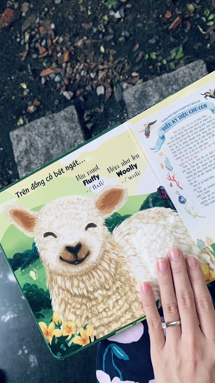 Con trai mình siêu thích luôn nhất là khu bạn được sờ trực tiếp lớp lông của các loài động vật dễ thương. Các mẹ nên mua cho bé.