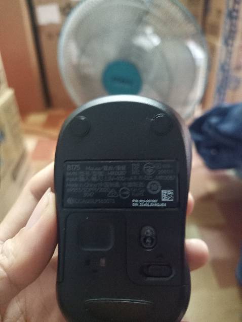 Thứ nhất đóng gói sơ sài, hàng điện tử mà ko có chèn giấy hay gì xung quanh , ko biết có ảnh hưởng gì đến tuổi thọ của chuột không. 
Thứ hai là số S/n trên chuột và trên hộp khác nhau . Vậy lúc chuột bị vấn đề có được bảo hành như quản cáo không??
Thứ ba mình thấy mọi người đánh giá khá tốt nhưng với mình vẫn ko thích chuột này lắm vì nhỏ và hơi bị load chậm chậm hơn chuột HP của mình đang sử dụng mua ở cửa hàng chưa tới 100k 
Hi vọng chuột dùng được lâu với tiết kiệm pin chứ mà hư sau 3 ngày ko được đổi trả chứ xu tiki luôn.