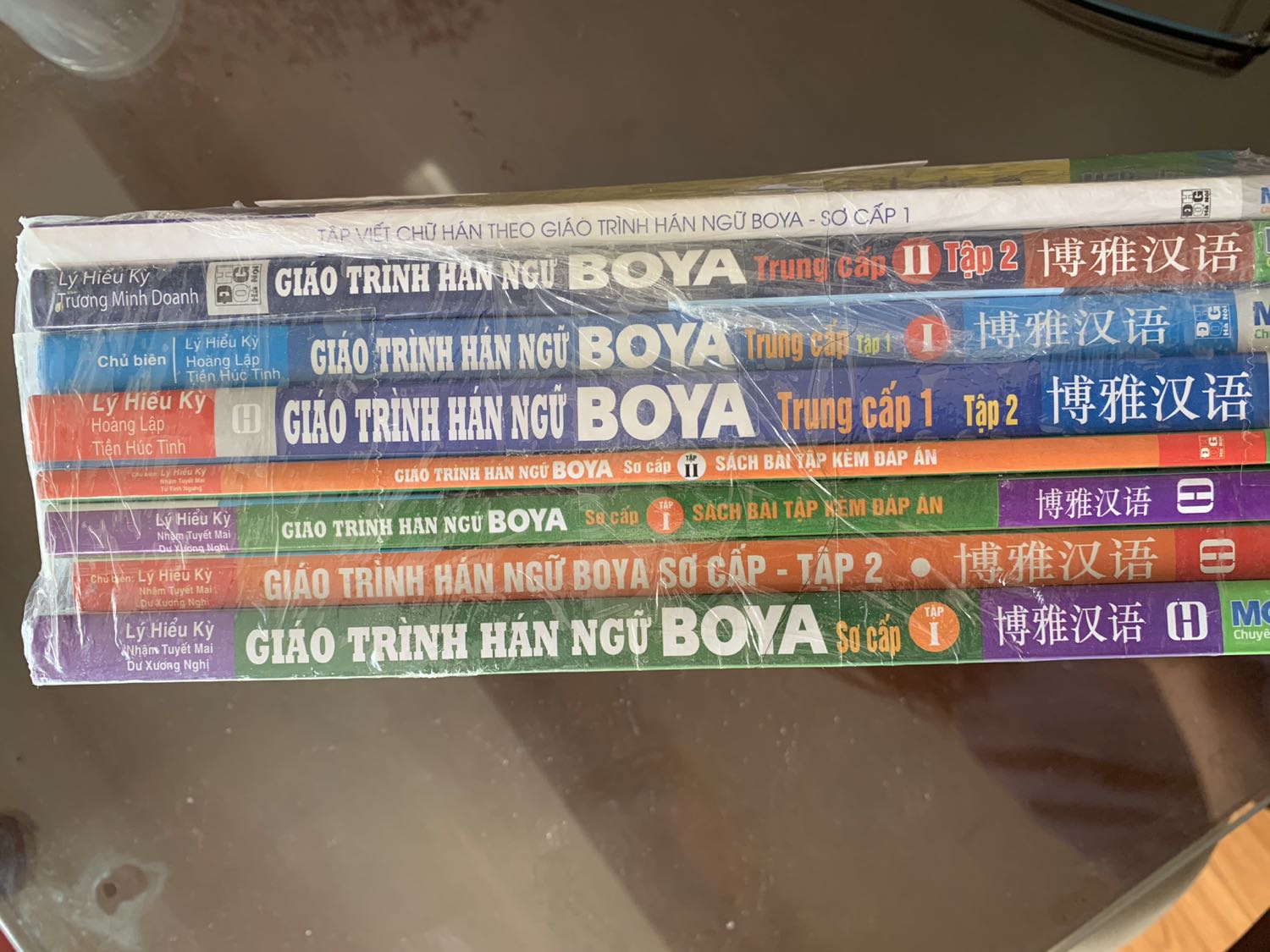 Mình đã nhận hàng, lúc nhận vì không tiện nên chưa kiểm tra được. Về nhà mình phát hiện hình như bị thiếu 1 cuốn trung cấp. Cả thảy có 7 cuốn (như ảnh mình chụp, không tính cuốn tập viết và sách tự học tặng kèm) thay vì 8 cuốn. Tiki cho mình hỏi việc này được xử lý sao nhỉ? Mình cảm ơn.