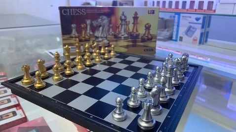 Shop giao hàng siêu nhanh , có tiki now rất thích . Đóng gói đẹp , bạn nào ko biết mua quà gì để tặng thì đây là 1 lựa chọn để tham khảo nhé
Đóng gói kỹ niêm phong 3 lớp , nên không ảnh hưởng gì đến các quân cờ , đầy đủ các quân cờ . Rất đáng để mua