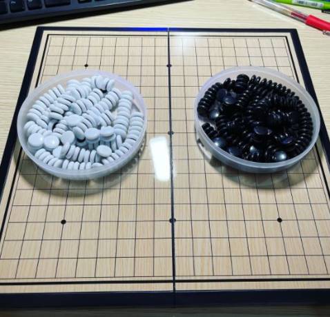 Bàn cờ nhựa bóng rất đẹp, bề mặt có nam châm dính quân cờ tốt. Kích thước quân cờ vừa phải. Nói chung hài lòng... Mình có mua về cho 2 bé con nhà mình luyện cờ ca rô, còn bố với bác thì luyện cờ vây. 1 công đôi việc. kaka