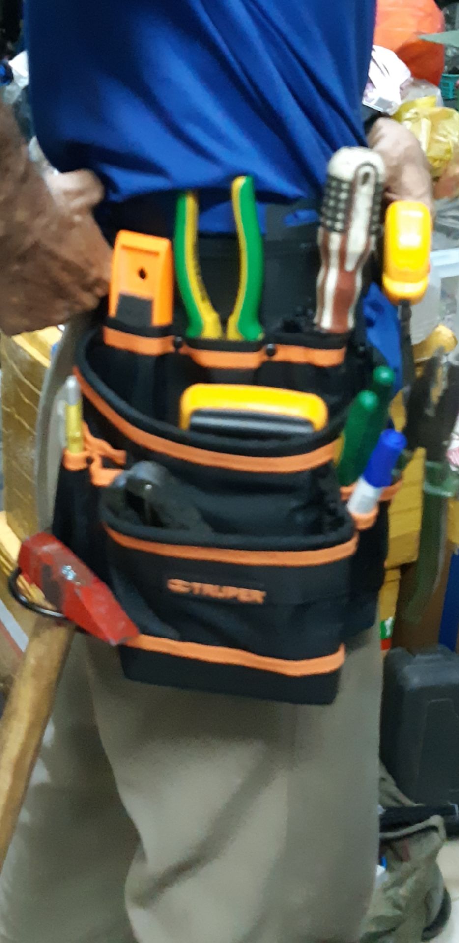 - Hàng giao nhanh, 2 ngày là có. 
- Giá 257k đắt hơn chỗ khác chỉ có khoảng 230k thôi.
- Túi nhìn rất chất lượng so với giá tiền. Dây đeo to bản, rất chắc chắn. Các túi nhỏ và túi lớn rất phù hợp với mình. Thiếu đây đeo băng keo điện, gọng treo búa hơi to. Nếu dùng búa nhỏ thì có thể búa bị rơi xuống đất. Trọng lượng túi khoảng 650-700g

Nói chung shop giao hàng nhanh, đóng gói cẩn thận. Sản phẩm đáng mua nhất so với các túi cùng dòng như ASAKI, SATA, ...