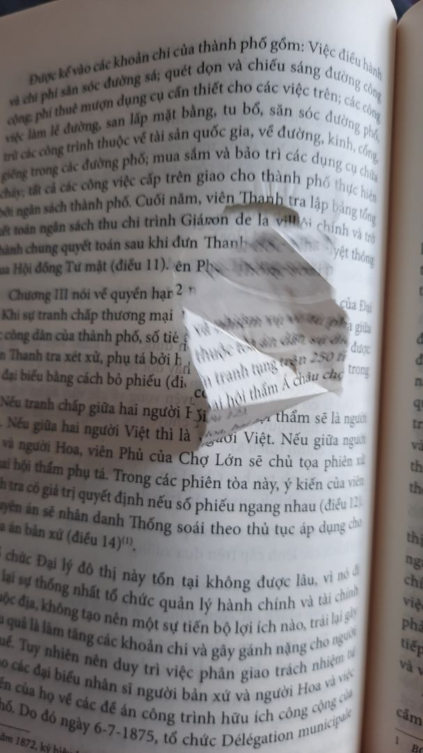 Nhận xét này là về vấn đề bên bán. Thật không chấp nhận được đây là cuốn sách mình mua giá gần gốc. Mà khi nhận được mở ra thì thấy 1 trang rách một lỗ to như hình