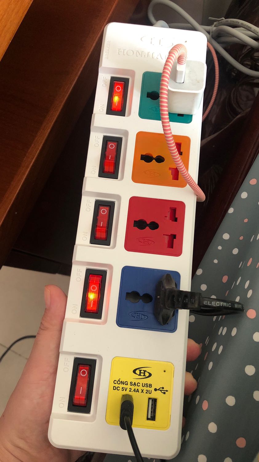 Sản phẩm có logo hàng VN chất lượng cao, mình dùng được 1 tuần rồi, thấy ổn, dây dài 3m chắc chắn, ổ có thiết kế an toàn cho trẻ nhỏ