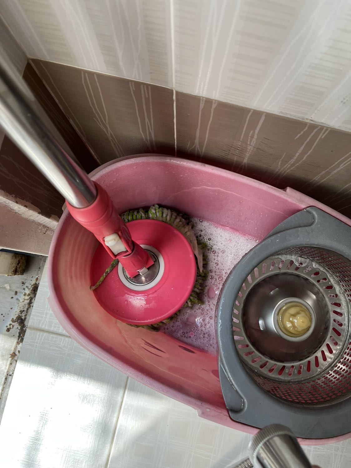 Lần đầu dùng thử sản phẩm loại này vì trước giờ quen dùng nước lau sàn nhưng khá bất ngờ vì cũng tiện và thơm, hết hộp sẽ mua thêm