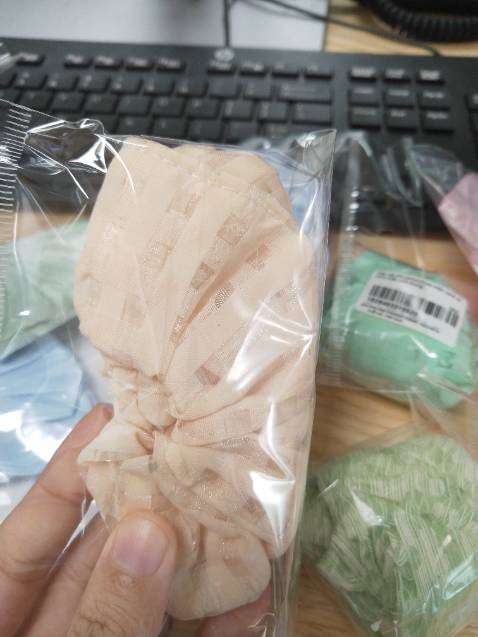 Màu vàng này giống hình shop chụp nhé, mình chụp nó hơi nhạt hơn ở ngoài xíu, caro vàng này cute lắm nè