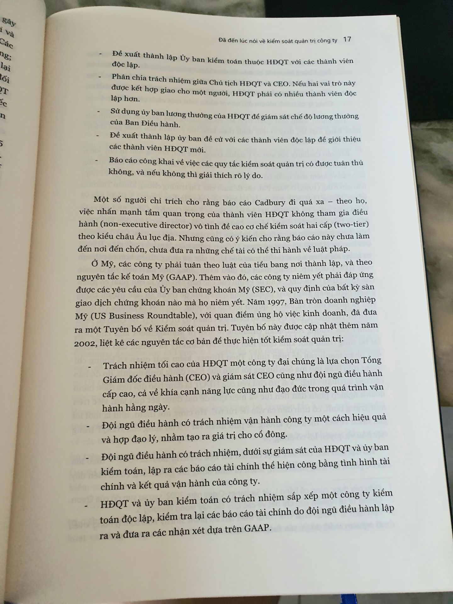 Giấy mịn, màu kem, sờ thích lắm. Hơi bám bẩn tẹo nhưng không vấn đề. Sách toàn chữ, khômg có số hay công thức gì đâu. 

Đối tượng: Người học cao học, kiểm toán, chủ DN lớn. Phù hợp với những bạn đang làm ở Công ty đa quốc gia hoặc Tập đoàn nước ngoài/ Tập đoàn VN có chi nhánh hoặc muốn mở rộng ra nước ngoài. 
Các bạn làm trong công ty vừa & nhỏ, DN VN thì đọc thêm cho biết chứ cũng không áp dụng được toàn vẹn như những đối tượng kể ở trên. 

Nội dung: Mình mới đọc lướt qua thì thấy tác giả phân chia rạch ròi về non-executive director vs executive director, cái mà mn hay nhầm mà ở trường GV không đi sâu hoặc không đề cập đến.
Nhìn thì có vẻ như lý thuyết nhưng là kiến thức mở rộng có thể áp dụng vào thực tế, giúp củng cố nội dung báo cáo & bổ trợ cho các nhận định của bạn.